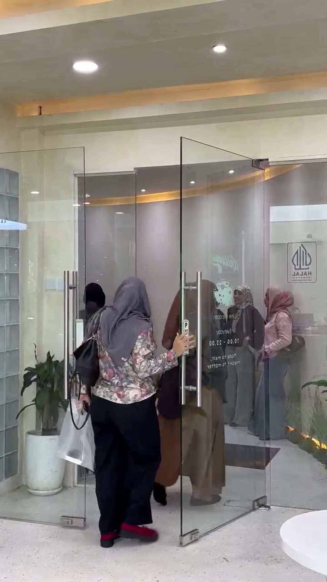 Customers entering Melt Me Batam, halal certified and open daily 10–23